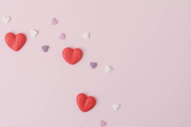 şeker kalpler pembe bir arka plan üzerinde