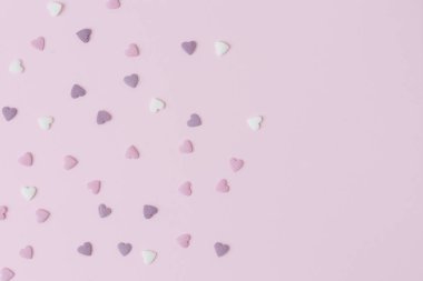 şeker kalpler pembe bir arka plan üzerinde