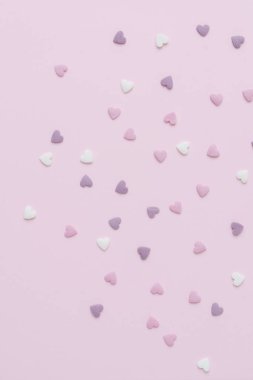 şeker kalpler pembe bir arka plan üzerinde