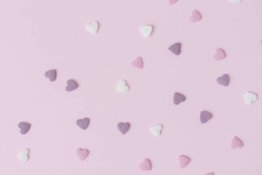 şeker kalpler pembe bir arka plan üzerinde