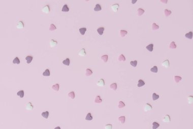 şeker kalpler pembe bir arka plan üzerinde