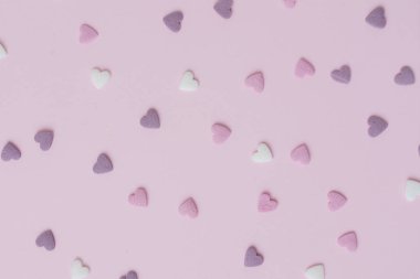 şeker kalpler pembe bir arka plan üzerinde