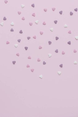 şeker kalpler pembe bir arka plan üzerinde