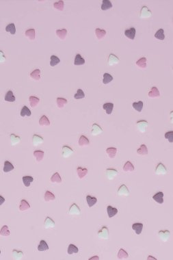 şeker kalpler pembe bir arka plan üzerinde