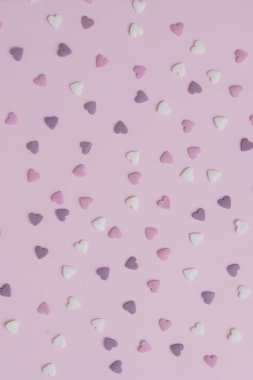 şeker kalpler pembe bir arka plan üzerinde