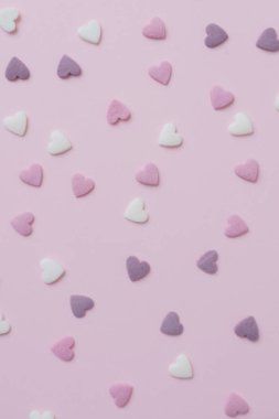 şeker kalpler pembe bir arka plan üzerinde