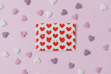 şeker kalpler pembe bir arka plan üzerinde