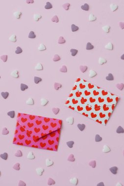 şeker kalpler pembe bir arka plan üzerinde