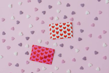 şeker kalpler pembe bir arka plan üzerinde