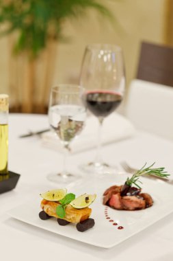 restoranda romantik akşam yemeği 