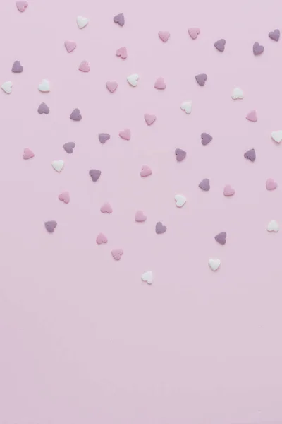 Цукрові серця на рожевому фоні — стокове фото