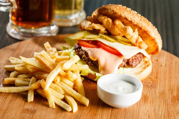 Hamburguesa con papas fritas —  Fotos de Stock