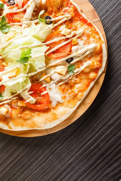 Frische leckere Pizza — Stockfoto