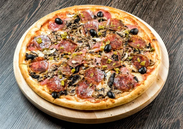 Färska välsmakande pizza — Stockfoto