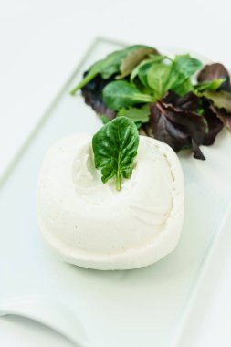 beyaz koyun peyniri otlar ile