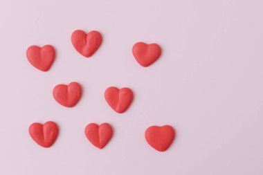 şeker kalpler pembe bir arka plan üzerinde