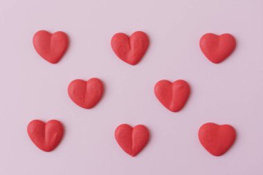 şeker kalpler pembe bir arka plan üzerinde