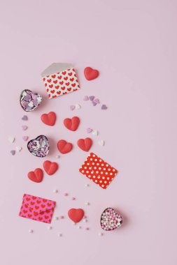 şeker kalpler pembe bir arka plan üzerinde