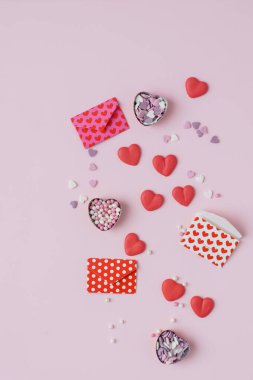 şeker kalpler pembe bir arka plan üzerinde