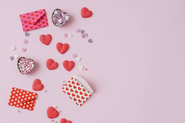 şeker kalpler pembe bir arka plan üzerinde