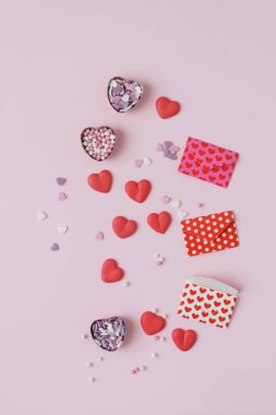 şeker kalpler pembe bir arka plan üzerinde