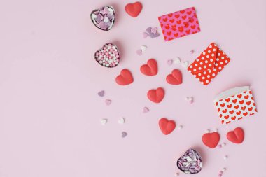 şeker kalpler pembe bir arka plan üzerinde