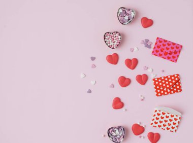 şeker kalpler pembe bir arka plan üzerinde