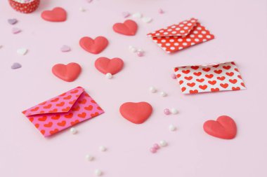 şeker kalpler pembe bir arka plan üzerinde