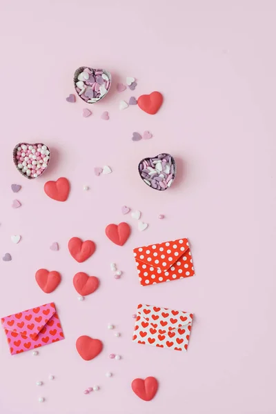 Cuori di zucchero su sfondo rosa — Foto Stock