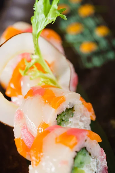 Вкусные суши с рыбой — стоковое фото