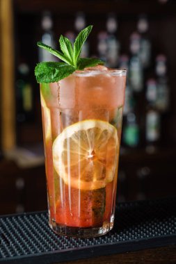 parlak taze kokteyl