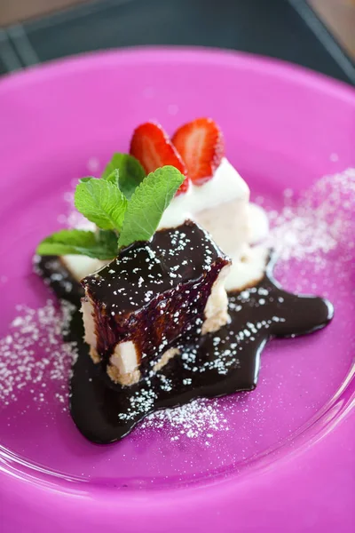 Gâteau au fromage lumineux à la fraise — Photo