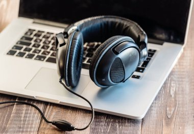 Laptop siyah kulaklık