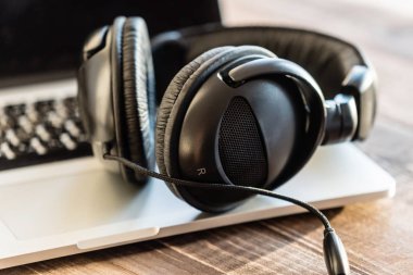 Laptop siyah kulaklık