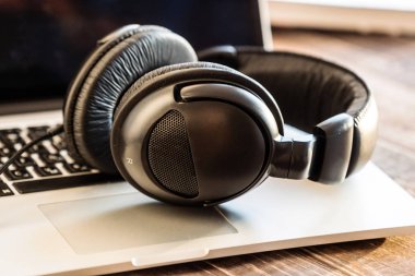 Laptop siyah kulaklık