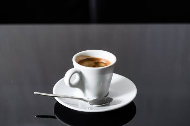 Bir fincan sade kahve. 