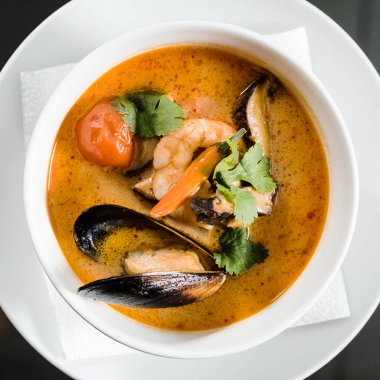 Bir tabak içinde taze çorba