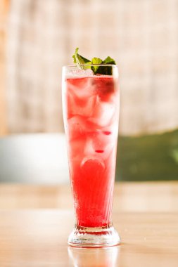 Parlak yaz içeceği 