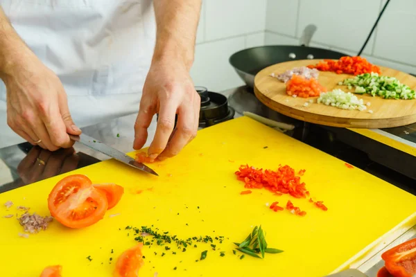 Las manos del chef mientras cocina — Foto de Stock