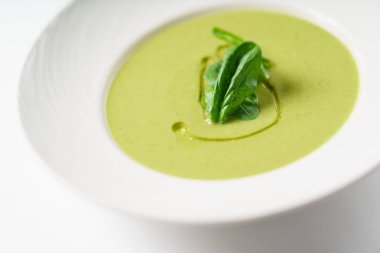 Bir tabak içinde taze çorba