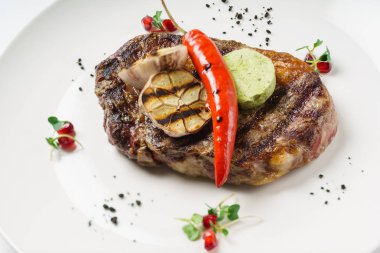 Izgara sebzeli biftek.