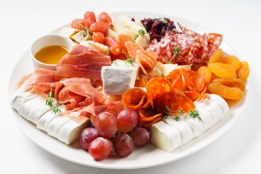 etli meze beyaz plaka üzerinde