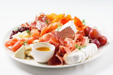 etli meze beyaz plaka üzerinde