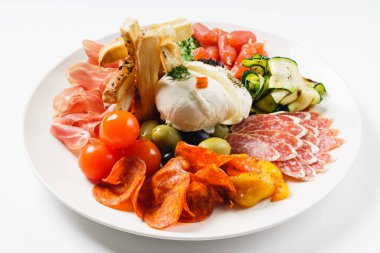 etli meze beyaz plaka üzerinde