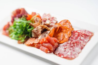 etli meze beyaz plaka üzerinde