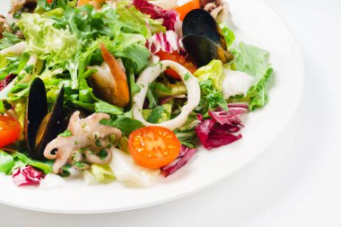 Beyaz tabak taze salata