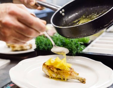 Pişirme sırasında şefin eller