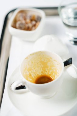 Bir fincan sade kahve. 