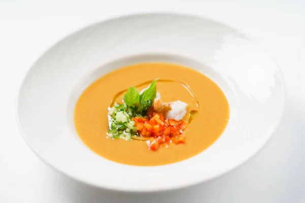 Свежий суп в тарелке — стоковое фото