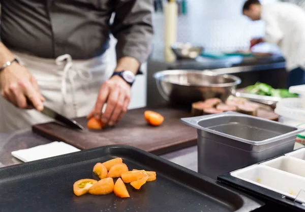 Mãos de Chef enquanto cozinha — Fotografia de Stock